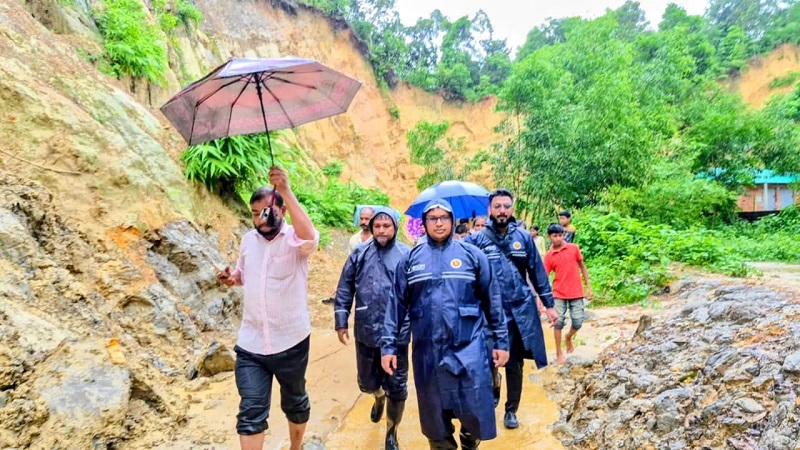 টানা বর্ষণে বিপর্যস্ত মহেশখালী: জলাবদ্ধতা,পাহাড়ধসের ঝুঁকি ও মানবিক সংকটে মাঠে উপজেলা প্রশাসন